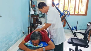 Thiếu tá QNCN Ninh Công Khánh đang điều trị cho người bệnh.