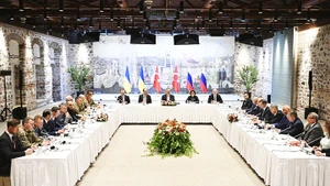 Hai phái đoàn Nga (phải) và Ukraine đàm phán tại Istanbul. Ảnh: GETTYIMAGES