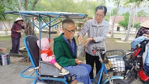 Sơ Lucia Hoàng Thị Mỹ Dung phát cơm miễn phí cho các bệnh nhân cao tuổi tại làng phong.