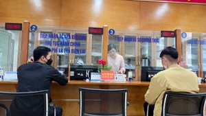 Người dân làm thủ tục hành chính tại một cửa liên thông. Ảnh: HẢI NAM