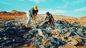 Quần áo thải loại bị bỏ ở sa mạc Atacama, Chile. Ảnh: THE GUARDIAN
