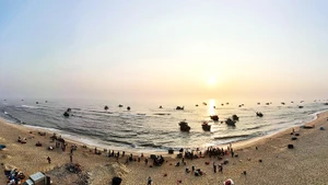 Bình minh trên chợ cá Nhân Trạch.