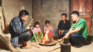 Nghe kể chuyện khèn bên bếp lửa.