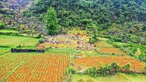 Khu vực chôn cất thường nằm bên sườn núi và nhìn ra thung lũng.