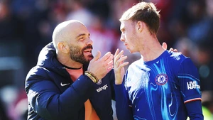 HLV Enzo Maresca và cầu thủ có nhiều ảnh hưởng ở "The Blues" Cole Palmer.