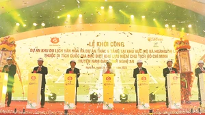 Các đại biểu thực hiện nghi lễ khởi công dự án Khu du lịch văn hóa và dự án Thác 9 tầng tại Khu vực mộ bà Hoàng Thị Loan, thuộc Khu di tích quốc gia đặc biệt Khu lưu niệm Chủ tịch Hồ Chí Minh, huyện Nam Đàn, Nghệ An.