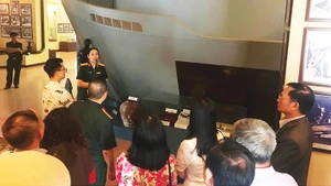 Thực tiễn công tác, nhiệm vụ của những người lính luôn có nhiều điều hay chờ văn nghệ sĩ khám phá. Ảnh: QUANG HƯNG