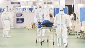 Nhân viên y tế trong bệnh viện dã chiến ở Ấn Độ tháng 4/2020. Ảnh: REUTERS
