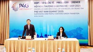 Thứ trưởng Ngoại giao Nguyễn Minh Vũ (trái) phát biểu tại họp báo.