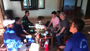 Các nhà văn đi thực tế, gặp gỡ bộ đội và người lao động tại Gia Lai. Ảnh: QUANG HƯNG