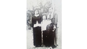 Anh hùng LLVTND Hồ Truyền chụp ảnh cùng ba người con là Anh hùng LLVTND Hồ Thị Kim Thanh và Hồ Thị Thanh Lâm, Hồ Tấn Sơn năm 1963, trước khi Lâm và Sơn ra bắc. Ảnh gia đình cung cấp.