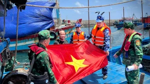Tặng cờ Tổ quốc cho ngư dân.