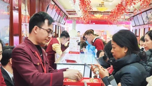 Giao dịch mua bán vàng tại Bảo Tín Minh Châu. Ảnh: BẢO CHÂU