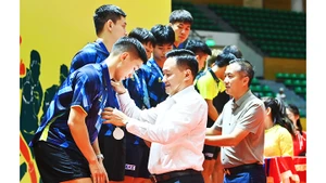Phó Tổng Biên tập Báo Nhân Dân Phan Văn Hùng và Chủ tịch Liên đoàn Bóng bàn Việt Nam Nguyễn Xuân Vũ trao huy chương và cúp cho các đội đoạt giải tại nội dung đồng đội nam.
