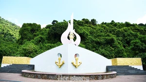 Đài tưởng niệm tàu không số Vũng Rô tại Khu Di tích lịch sử Vũng Rô. Ảnh: BÁO TIỀN PHONG