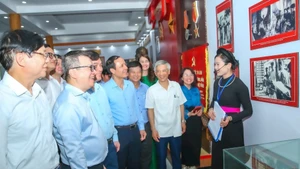 Đoàn Hội Nhà báo Việt Nam tham quan Di tích Địa điểm thành lập Hội tại thôn Roòng Khoa, xã Điềm Mặc, huyện Định Hóa, tỉnh Thái Nguyên. Ảnh: SƠN HẢI