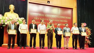 TS Đinh Viết Sang, Đại học Bách khoa Hà Nội (thứ ba từ trái sang) vinh dự được Bộ Công an trao tặng Kỷ niệm chương “Bảo vệ an ninh Tổ quốc” vì đã có nhiều thành tích đóng góp trong sự nghiệp bảo vệ an ninh Tổ quốc.
