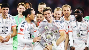 Thomas Müller hạnh phúc với đĩa bạc Bundesliga trên tay, trong trận đấu cuối cùng anh khoác áo Bayern Munich.