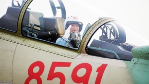Phi công máy bay SU-30MK2 tập luyện tại sân bay Biên Hòa.