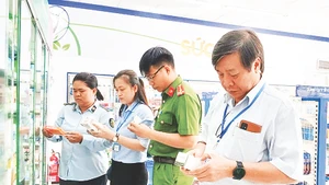 Phối hợp liên ngành kiểm tra thực phẩm chức năng, thực phẩm dinh dưỡng y học. Ảnh: Cục QLTT tỉnh Tây Ninh