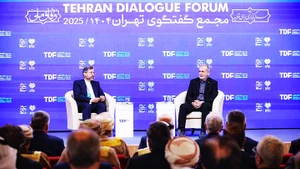 Tổng thống Iran Masoud Pezeshkian (phải) tại Diễn đàn Đối thoại Tehran. Ảnh: REUTERS