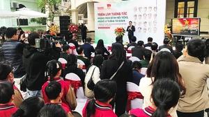 Triển lãm tương tác “Những trận đánh nổi tiếng, những vị tướng tài danh” kỷ niệm 80 năm thành lập Quân đội nhân dân Việt Nam là một trong những hoạt động do Báo Nhân Dân tổ chức với hình thức xã hội hóa, ứng dụng hiệu quả công nghệ số, thu hút đông đảo công chúng. Ảnh: HOÀNG HOA