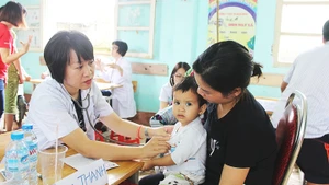 Người dân vùng sâu, vùng xa khám bệnh miễn phí (ảnh chụp tại Vị Xuyên, Hà Giang).