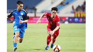 Tiền vệ sáng tạo Khuất Văn Khang (bên phải) là một trong những nòng cốt của U22 Việt Nam. Ảnh: LÊ MINH