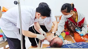Điều trị sốt phát ban nghi sởi tại Nam Trà My (Quảng Nam).
