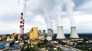 Khí CO2 từ các nhà máy khiến biến đổi khí hậu thêm nghiêm trọng. Ảnh: BLOOMBERG