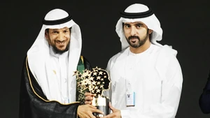 Ông al-Mansour (trái) nhận giải thưởng từ Thái tử UAE bin Mohammed. Ảnh: AP