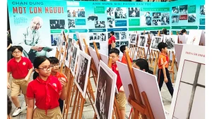 Nhiều hình ảnh quý về Bác đã được giới thiệu tại triển lãm kỷ niệm Ngày sinh của Người. Ảnh: DƯƠNG XUÂN