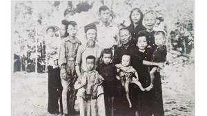 Đại gia đình Anh hùng LLVTND Hồ Thị Kim Thanh (đứng bên phải bế em) chụp năm 1953. Ảnh: Gia đình cung cấp