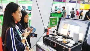 Sản phẩm thiết bị điện thông minh được người tiêu dùng quan tâm. Ảnh: NAM ANH