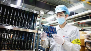 Sản xuất linh kiện điện tử tại Khu công nghiệp Đình Trám (Việt Yên, Bắc Giang). Ảnh: LÊ DANH LAM