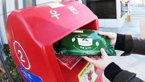 Người tiêu dùng đóng gói viên nang cà-phê gửi đi tái chế. Ảnh: KOREA POST