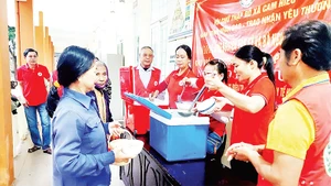 Những suất ăn miễn phí được Hội Chữ thập đỏ xã Cam Hiếu gửi đến bệnh nhân đang điều trị tại Trung tâm Y tế huyện Cam Lộ. 