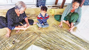 Những người thợ gắn bó với nghề đệm bàng ở Núi Nước. 