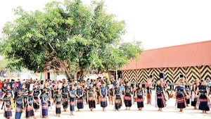 Ðánh cồng chiêng, múa xoang trong lễ hội.