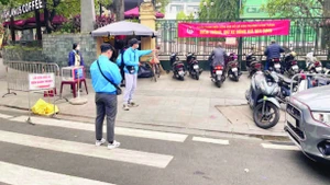 Đoàn viên, thanh niên phường Quán Thánh (quận Ba Đình, Hà Nội) tổ chức trông, giữ xe cho người dân đi lễ tại Đền Quán Thánh.