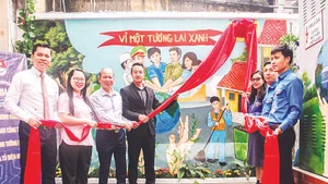 Quận Đoàn Hoàn Kiếm khánh thành công trình tranh tường bích họa tại khu vực số 39 phố Hàng Mành.