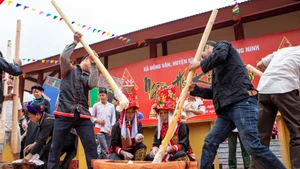 Người dân tham gia thi giã bánh dày - một hoạt động truyền thống trong ngày hội Kiêng gió.