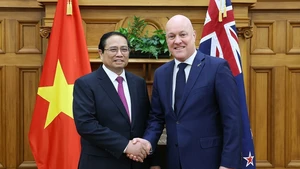 Thủ tướng Phạm Minh Chính với Thủ tướng New Zealand Christopher Luxon tại New Zealand tháng 3/2024. (Ảnh: Dương Giang/TTXVN)