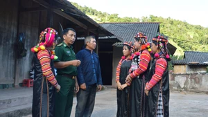 Ông Lỳ Xuyến Phù (thứ 3 từ trái sang), người có uy tín ở bản A Pa Chải, xã Sín Thầu, huyện Mường Nhé (tỉnh Điện Biên) tuyên truyền, vận động người dân góp sức bảo vệ biên cương Tổ quốc.