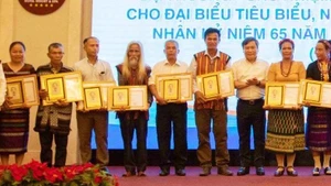 Lãnh đạo tỉnh Quảng Bình tặng quà cho người có uy tín trong đồng bào dân tộc Bru-Vân Kiều.