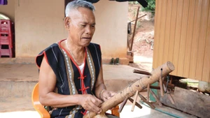Già A Phênh với cây đàn ting ning.