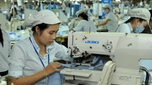 Doanh nghiệp chỉ yên tâm đầu tư, sản xuất kinh doanh khi những khó khăn, bất cập được gỡ bỏ. Ảnh: HẢI NAM