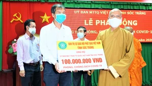 Hòa thượng Thích Minh Hạnh trao 100 triệu đồng do Giáo hội Phật giáo tỉnh Sóc Trăng đóng góp vào Quỹ Phòng, chống dịch Covid-19 tỉnh.