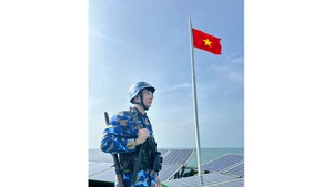 Trung úy chuyên nghiệp Trần Văn Nghiệp đứng gác ở DK-1/10.