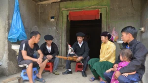 Nghệ nhân Vàng Chá Thào (ngồi giữa) truyền dạy văn hóa truyền thống cho người dân.